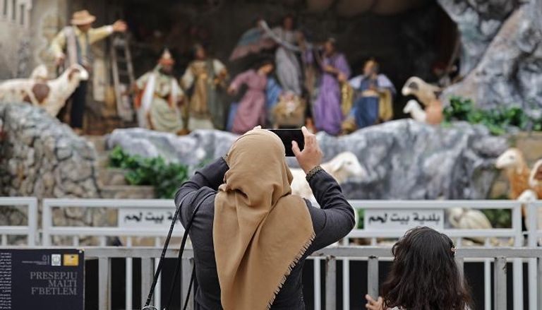سيدة مسلمة تلتقط صورة لكنيسة القيامة في بيت لحم