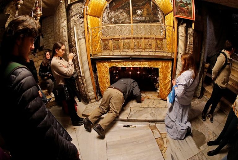 سيدة مسلمة تلتقط صورة لكنيسة القيامة في بيت لحم