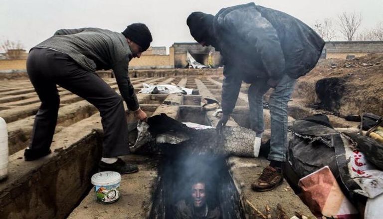 الفقر يدفع إيرانيين لسكن القبور
