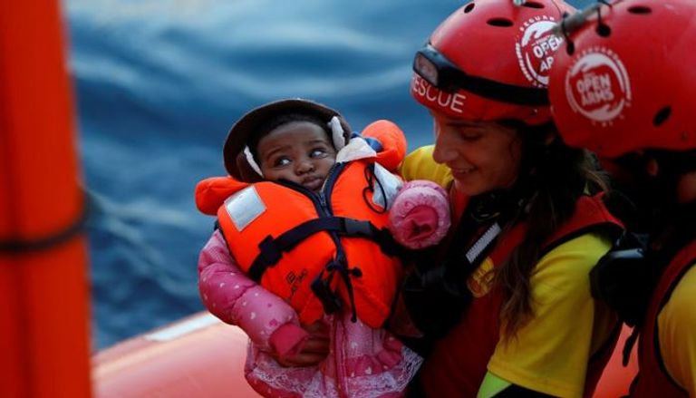 طفل لاجئ تم إنقاذه من قبل منظمة الأذرع المفتوحة بالمتوسط- رويترز 