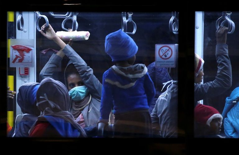 مجموعة من اللاجئين لدى وصولهم الى ايطاليا قادمين من ليبيا - رويترز 