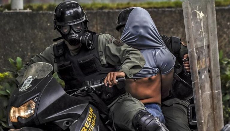 صورة أرشيفية للشرطة الفنزويلية خلال اعتقال أحد المتظاهرين ضد مادورو 
