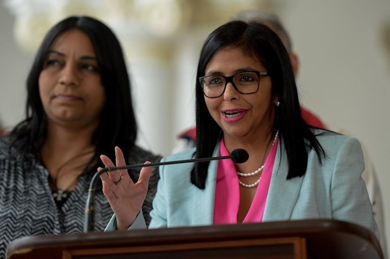 رئيسة الجمعية التأسيسية ديلسي رودريجيز صورة أرشيفية للشرطة الفنزويلية خلال اعتقال أحد المتظاهرين ضد مادورو