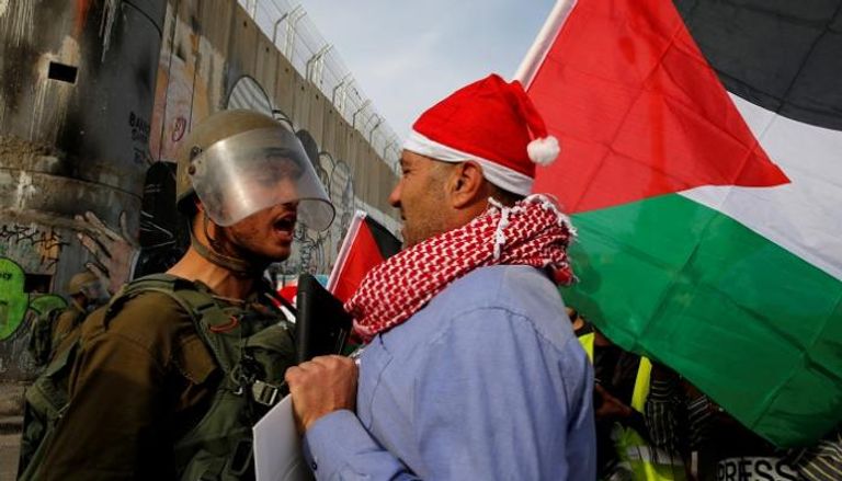 قوات الاحتلال تعترض مسيرة بابا نويل في بيت لحم - رويترز