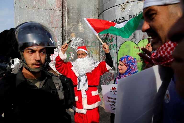 بابا نويل في مواجهة الاحتلال قوات الاحتلال تعترض مسيرة بابا نويل في بيت لحم - رويترز