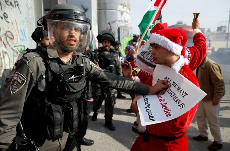 بابا نويل في مواجهة الاحتلال قوات الاحتلال تعترض مسيرة بابا نويل في بيت لحم - رويترز