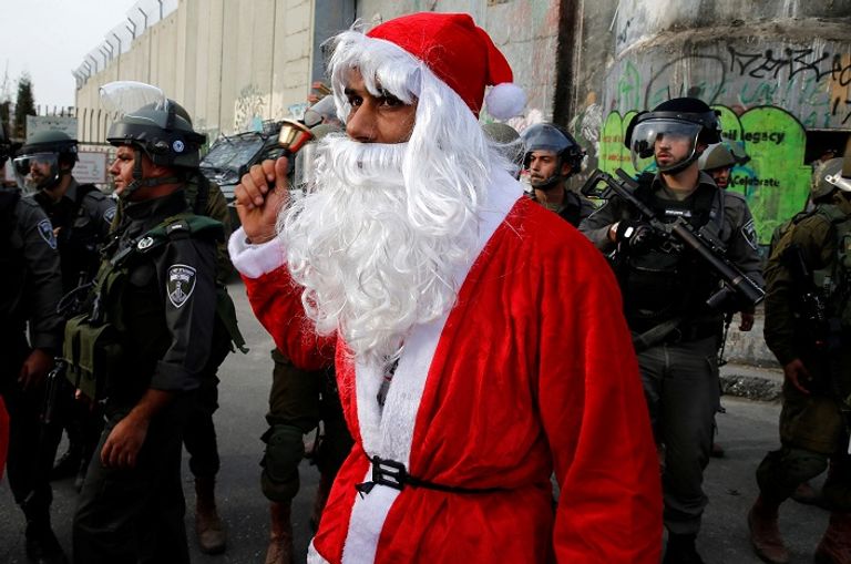 بابا نويل في مواجهة الاحتلال قوات الاحتلال تعترض مسيرة بابا نويل في بيت لحم - رويترز