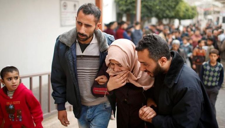 أقارب فلسطيني استشهد في اشتباكات مع قوات الاحتلال في غزة- رويترز