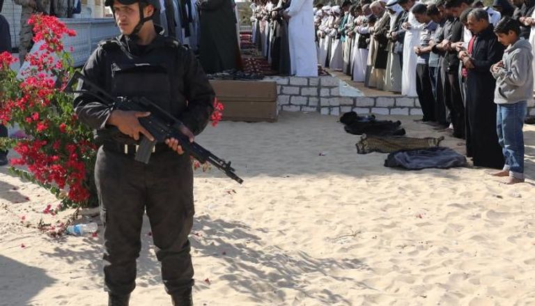 شرطي مصري يحرس مصلين في مسجد الروضة بسيناء - رويترز 