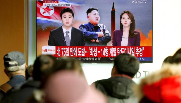 مواطنون بكوريا الجنوبية أثناء إعلان تجربة جديدة لبيونج يانج (رويترز)