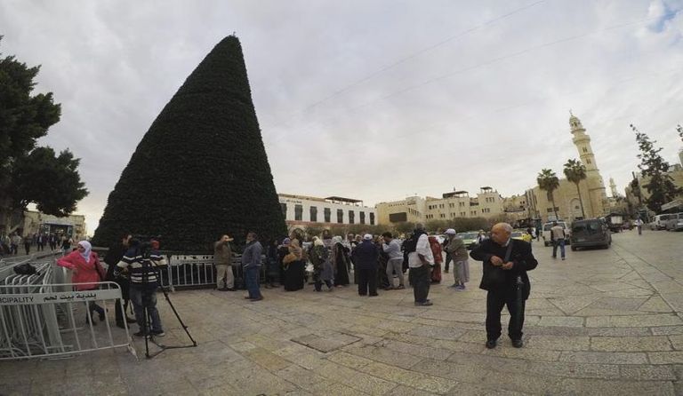 استعدادات فى بيت لحم لإضاءة شجرة عيد الميلاد فرق الكشافة المسيحية خارج كنيسة المهد في بيت لحم