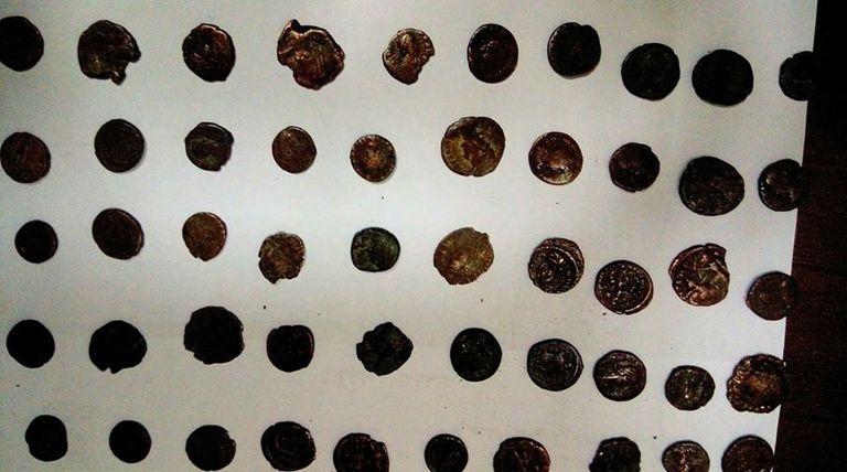 جانب من العملات المضبوطة