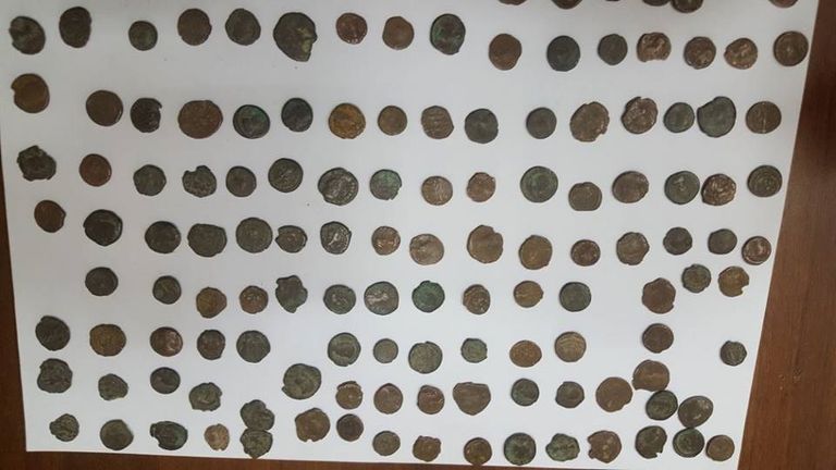 جانب من العملات المضبوطة