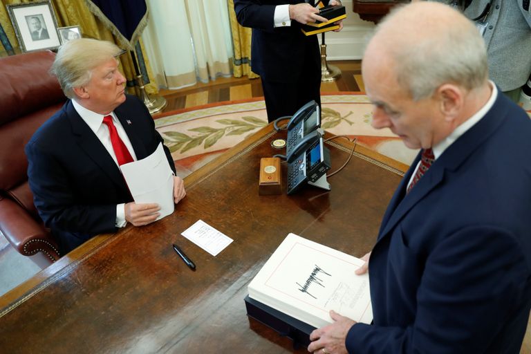 ترامب داخل مكتبه بالبيت الأبيض الرئيس الأمريكي دونالد ترامب (رويترز)
