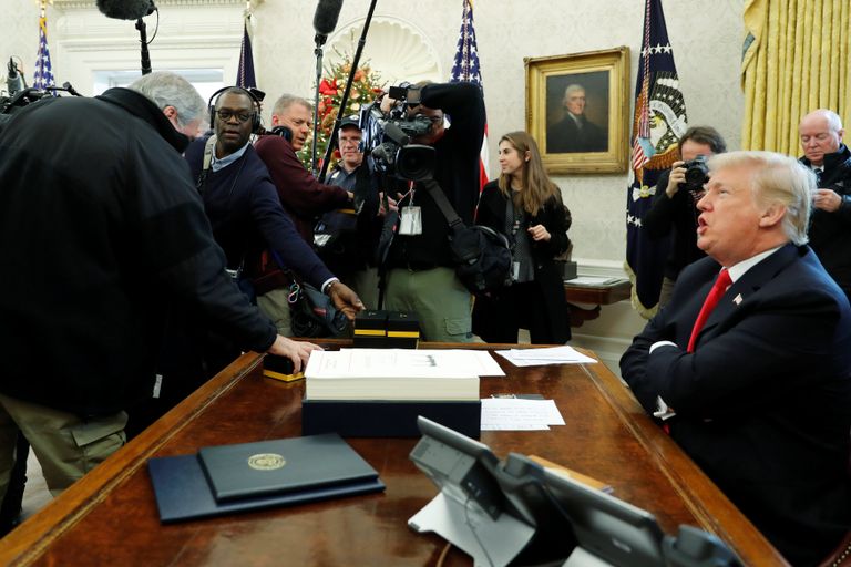ترامب يتحدث إلى الصحفيين داخل البيت الأبيض الرئيس الأمريكي دونالد ترامب (رويترز)