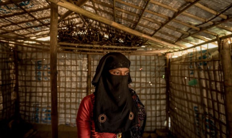 سيدة من لاجئ الروهينجا لا راحة لنساء الروهينجا حتى بعد الهروب من التطهير - نيويورك تايمز