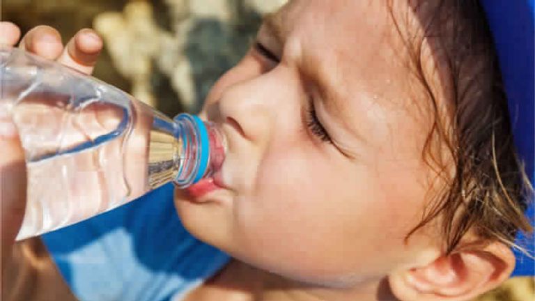 الأطفال يشربون الماء كثيرا‎‏.. أضرار وفوائد وأسباب