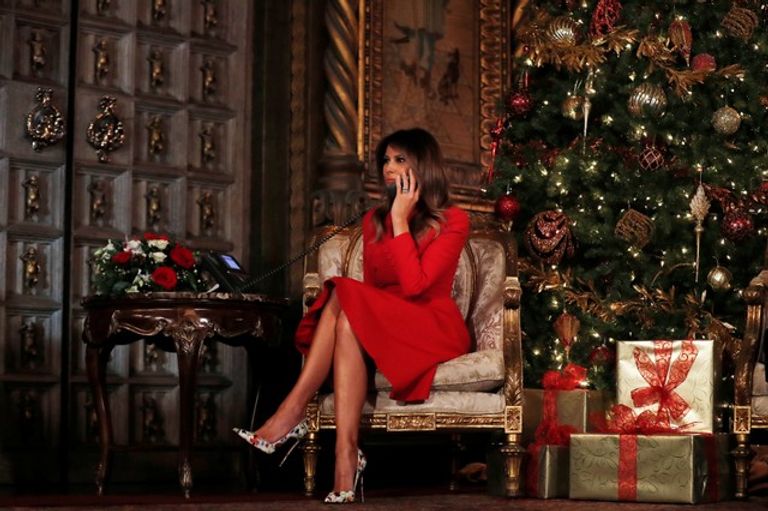 ميلانيا تتلقى الاتصالات احتفالاً بأعياد الميلاد أطفال أمريكا يودعون أمنياتهم لدى ترامب