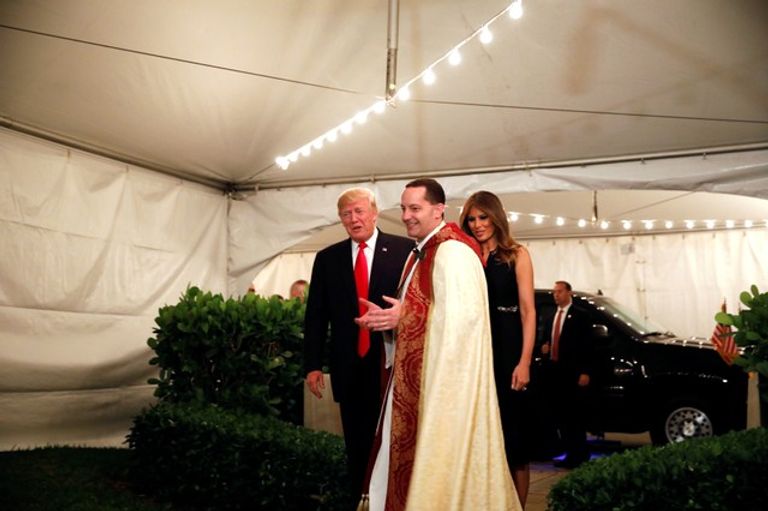 ترامب وميلانيا في قداس عيد الميلاد بفلوريدا دونالد ترامب وزوجته ميلانيا يحضران قداس عيد الميلاد في فلوريدا