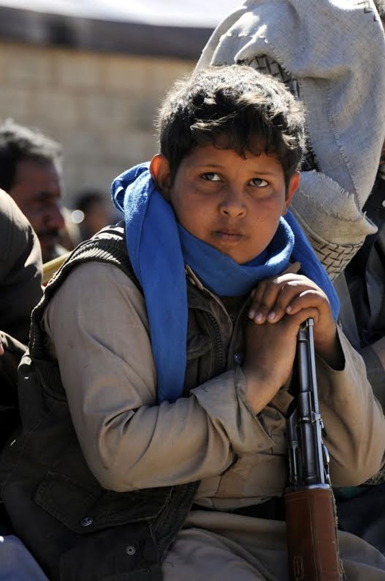 طفل يمني جنده الحوثيين للقتال في صفوفهم طفل يمني ضلله الحوثيون للمشاركة في معارك اليمن