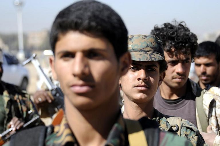 أطفال اليمن في معسكرات تدريب حوثية للدفع بهم إلى ميادين القتال طفل يمني ضلله الحوثيون للمشاركة في معارك اليمن