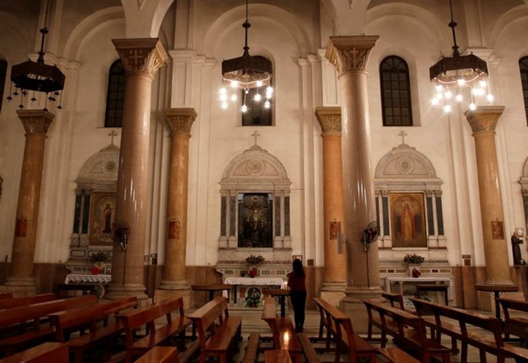 كاثوليك كصريون يحتفلون بعيد الميلاد في كنيسة سان جوزيف كاثوليك مصريون يصلّون "من أجل السلام" في عيد الميلاد