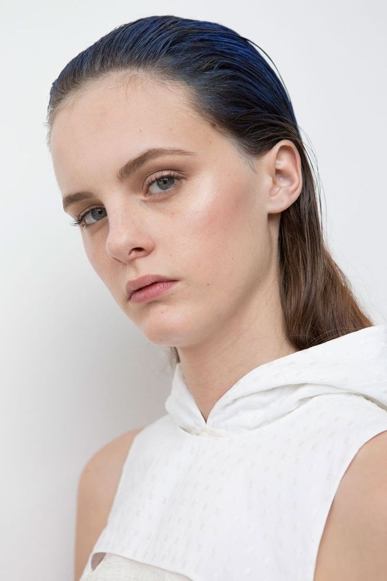 موضة الشعر المصفف إلى الخلف مهددة بالزوال