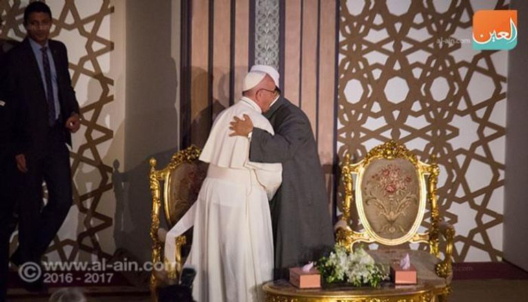 عناق شيخ الأزهر وبابا الفاتيكان خلال زيارة الأخير إلى مصر