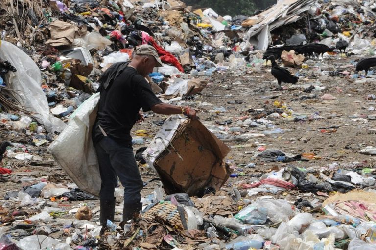 رئيس جواتيمالا موراليس مع نتنياهو في عام 2016 (رويترز)