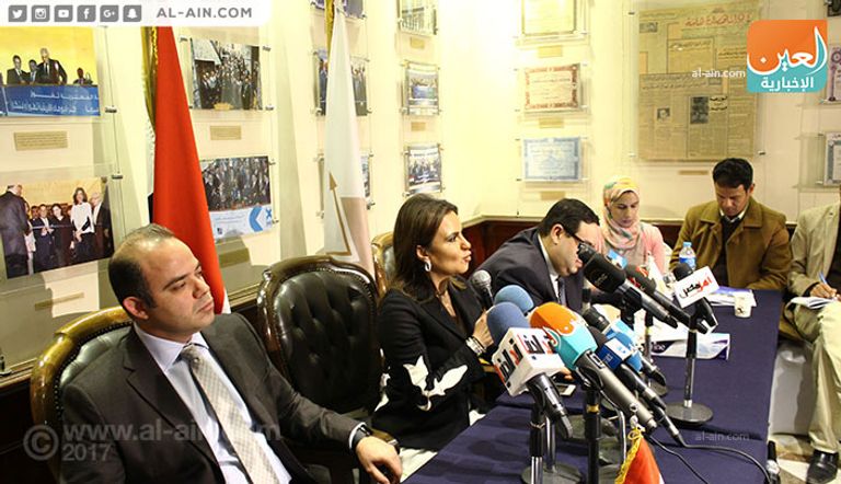 وزيرة الاستثمار المصرية تتوسط رئيس البورصة ونائبه