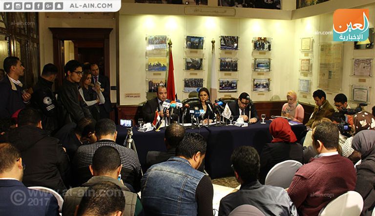 وزيرة الاستثمار المصرية تتوسط رئيس البورصة ونائبه