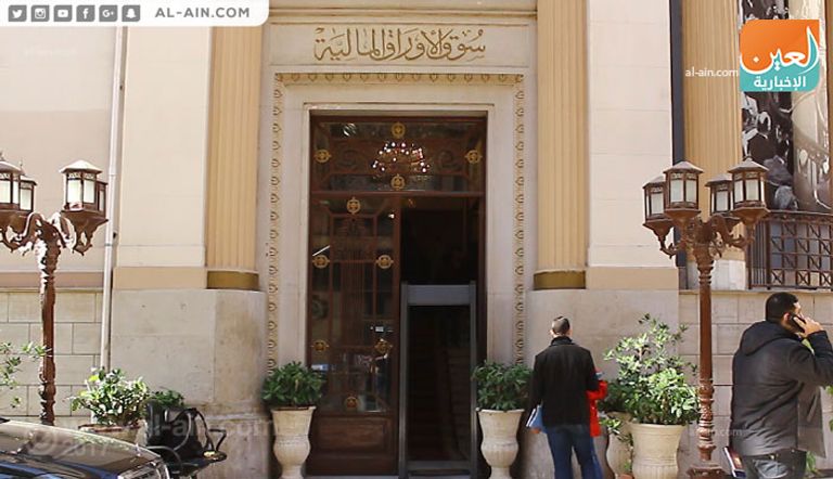 وزيرة الاستثمار المصرية تتوسط رئيس البورصة ونائبه