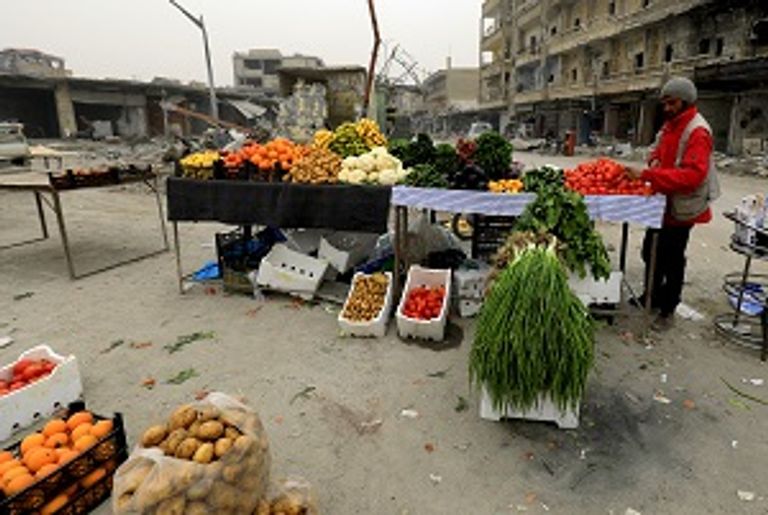بائع خضر في مدينة الرقة السورية 