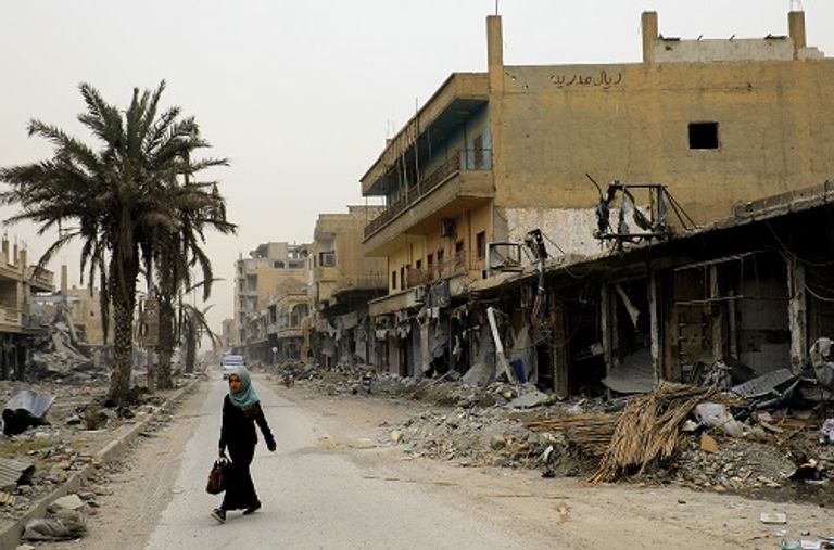 بائع خضر في مدينة الرقة السورية 