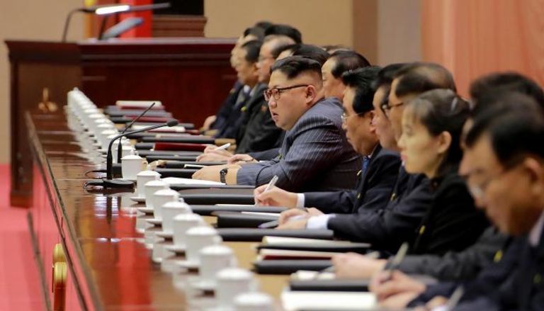 زعيم كوريا الشمالية كيم جونج أون خلال اجتماع للحزب الحاكم - أرشيفية