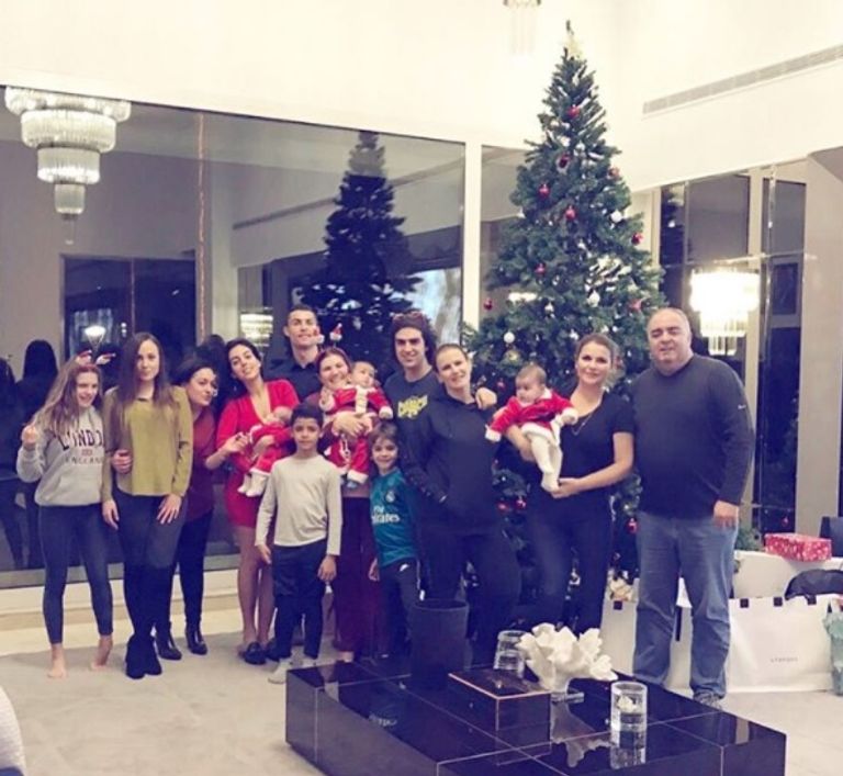 رونالدو أثناء الاحتفال بالكريسماس  رونالدو - جورجينا