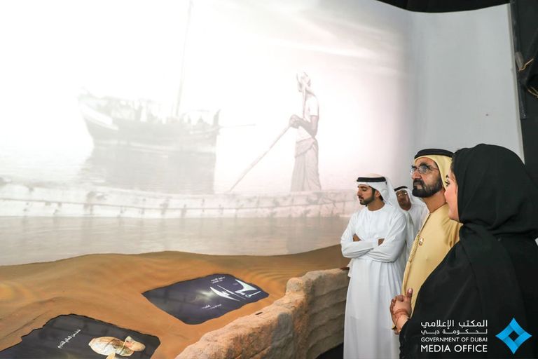 الشيخ محمد بن راشد آل مكتوم يتجول في أرجاء