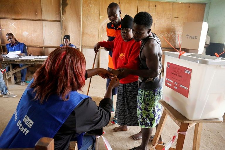 الناحبون يدلون بأصواتهم - رويترز جورج ويا المرشح الأوفر حظا للفوز - رويترز