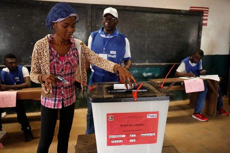 الناحبون يدلون بأصواتهم - رويترز جورج ويا المرشح الأوفر حظا للفوز - رويترز