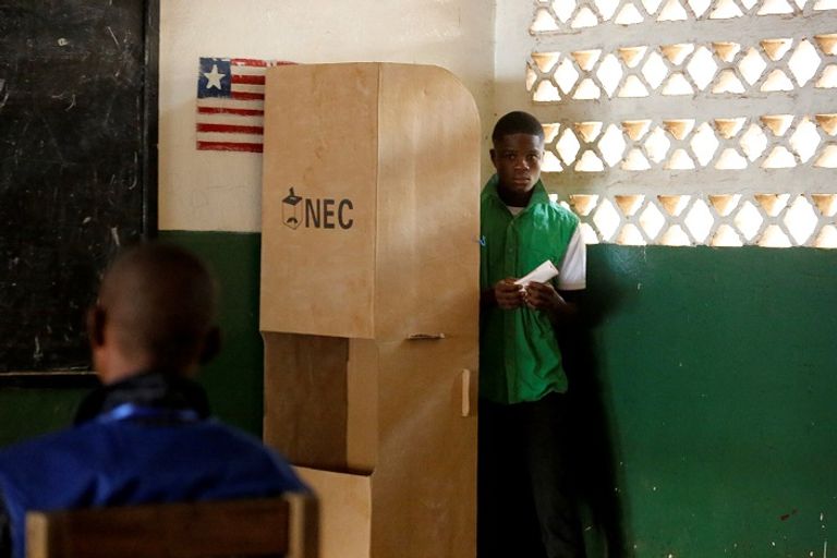 الناحبون يدلون بأصواتهم - رويترز جورج ويا المرشح الأوفر حظا للفوز - رويترز