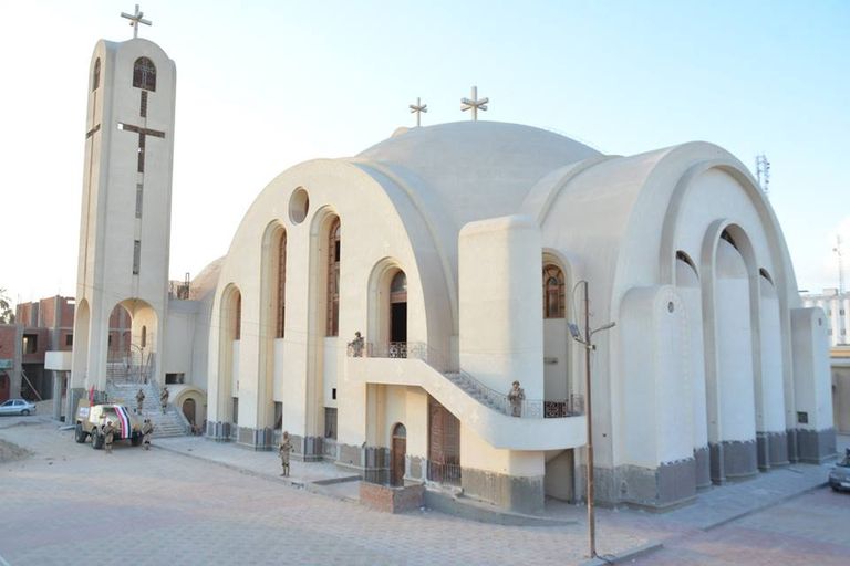 انتشار الجيش و الشرطة المصرية لتأمين أعياد الميلاد بمختلف المحافظات  عناصر  من الجيش والشرطة ينتشرون أمام إحدى الكنائس