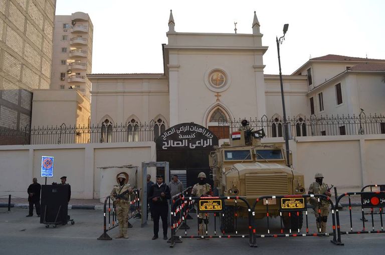 انتشار الجيش و الشرطة المصرية لتأمين أعياد الميلاد بمختلف المحافظات  عناصر  من الجيش والشرطة ينتشرون أمام إحدى الكنائس