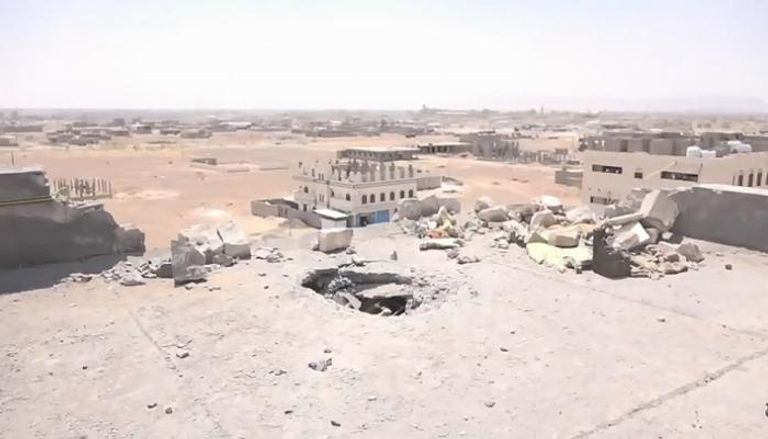 أثر سقوط صاروخ حوثي على منزل أسرة يمنية - أرشيفية