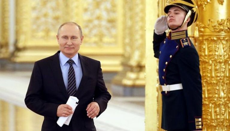 بوتين مبتسما عقب الاجتماع مع أعضاء البرلمان - رويترز