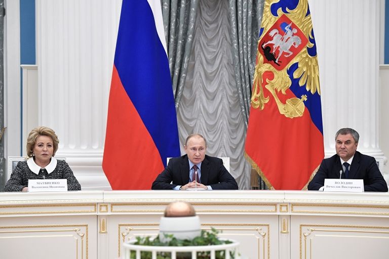 الرئيس بوتين خلال الاجتماع - أ. ف. ب بوتين مبتسما عقب الاجتماع مع أعضاء البرلمان - رويترز