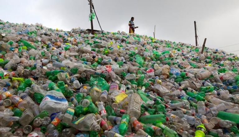 الزجاجات البلاستيكية تهدد البحار 