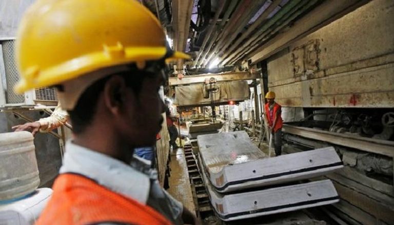 عمال في أنفاق مترو بالهند- رويترز