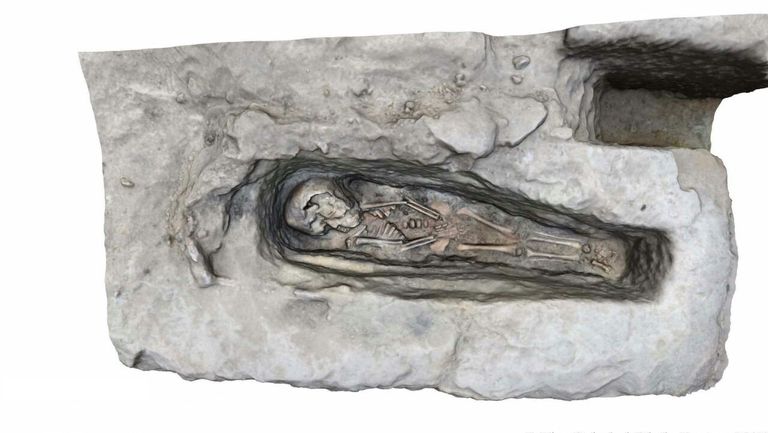 بعض الآثار المُكتشفة خلال انتشال تمثال الملك بسماتيك الثاني الذي عُرف بتمثال "المطرية"