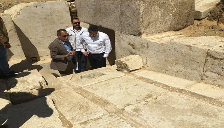 بقايا الهرم خلال انتشال تمثال الملك بسماتيك الثاني الذي عُرف بتمثال "المطرية"