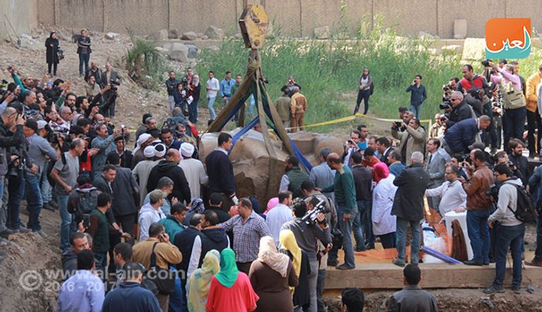 تمثال منطقة المطرية بالقاهرة خلال انتشال تمثال الملك بسماتيك الثاني الذي عُرف بتمثال "المطرية"